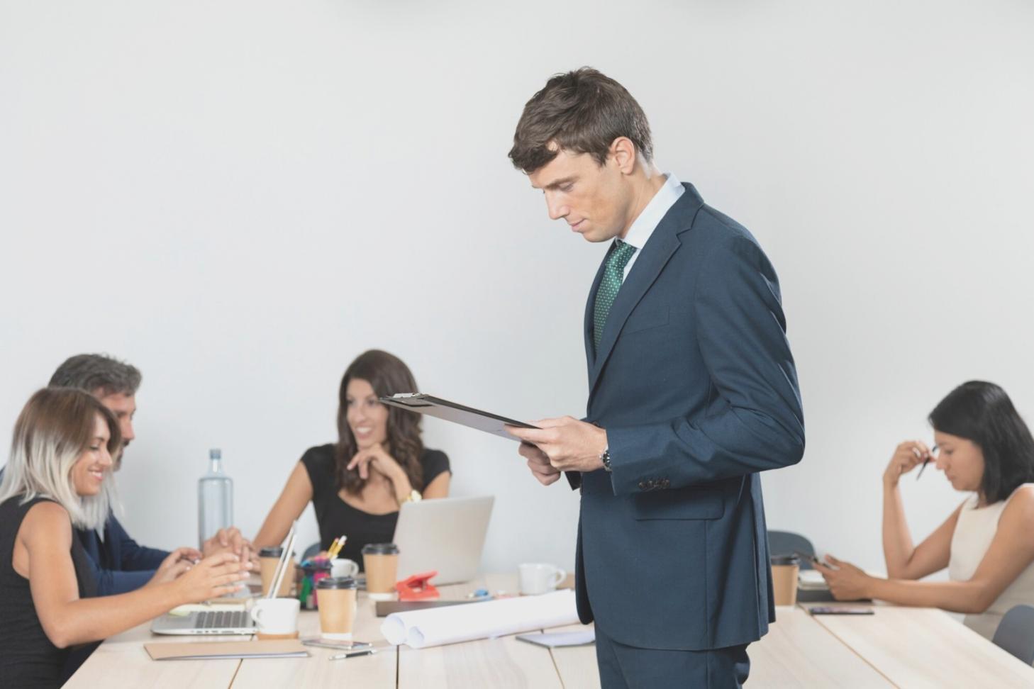 Equipo trabajando en análisis financiero empresarial