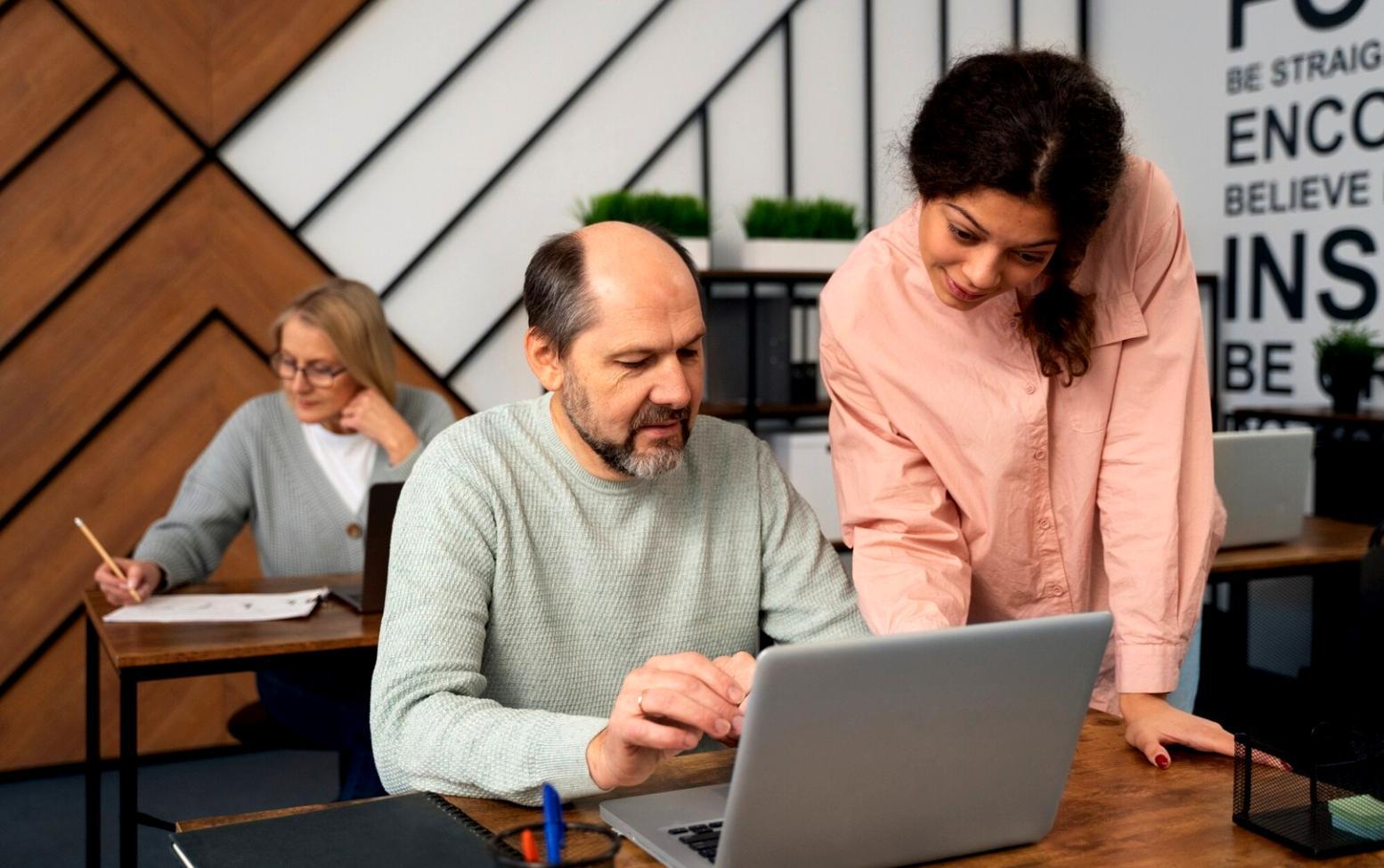 Espacio de trabajo de emprendedor digital con múltiples pantallas